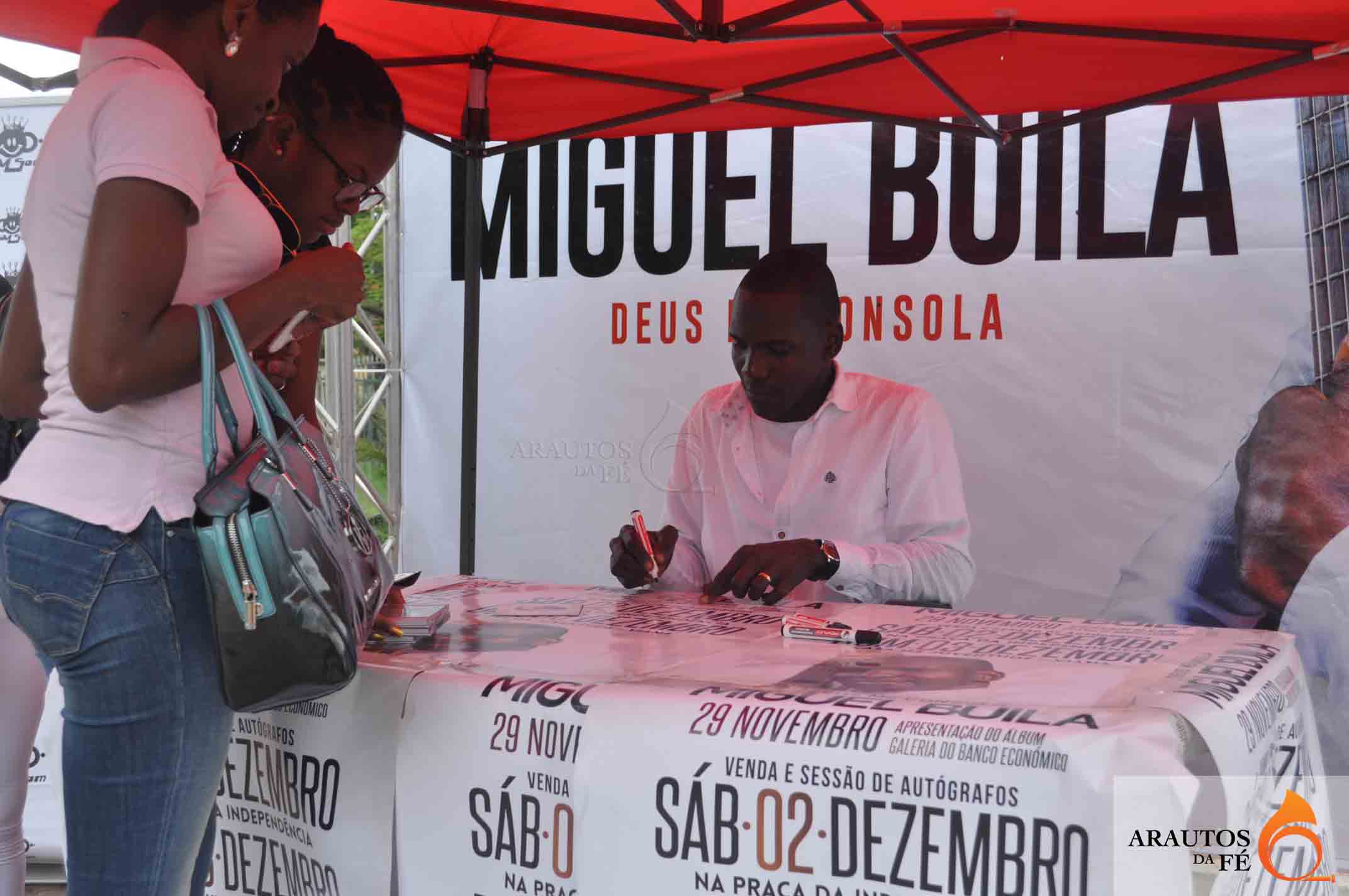 Miguel Buila está a autografar o seu mais recente CD