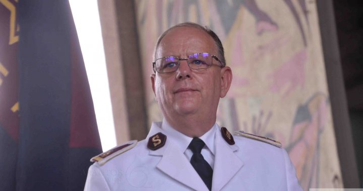 General Andre Cox preocupado com secularismo e materialismo que dominam o mundo
