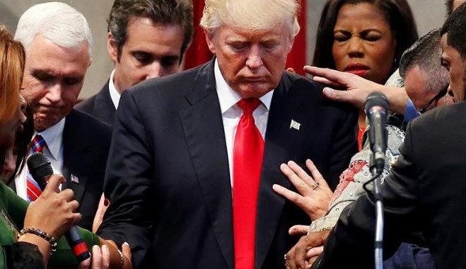 Trump promete recolocar oração nas escolas
