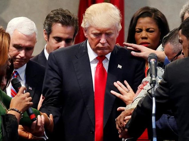 Donald Trump recebe oração de pastores. (Foto: Reuters/Jonathan Ernst)