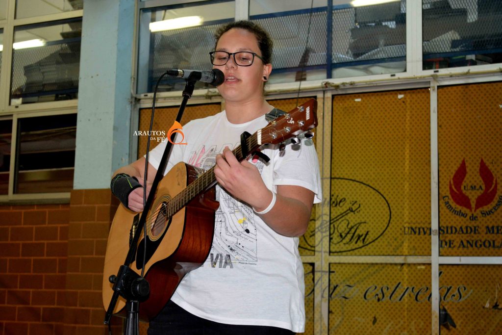 Sara Pinho, cantando na edição de domingo 19.01.20 do Praiseart