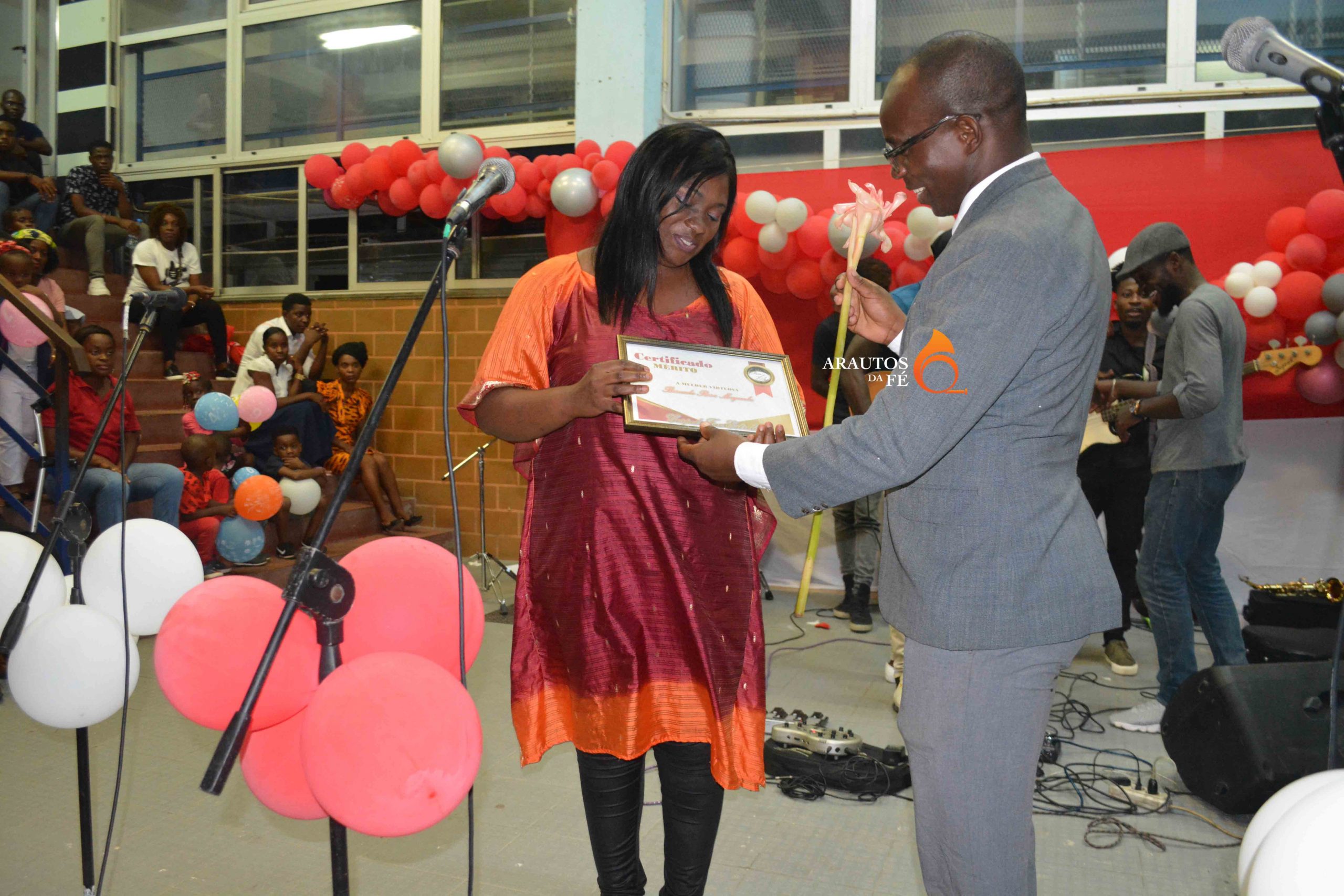 Momento em que a cantora Nádia Mayembe viu o seu trabalho ser reconhecido. 