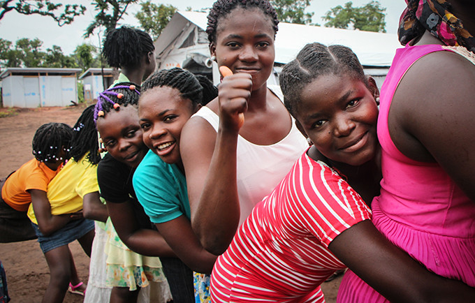 Há mais meninas fora das escolas do que meninos. (Foto: UNFPA)
