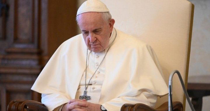 Papa reza pelas mães grávidas e alerta para o risco da fé “virtual”