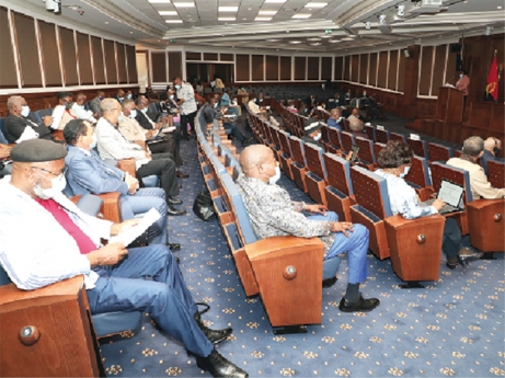 Deputados discutem, na especialidade, a Proposta de Lei que aprova o Código do Imposto. (Foto: Ed. Novembro)