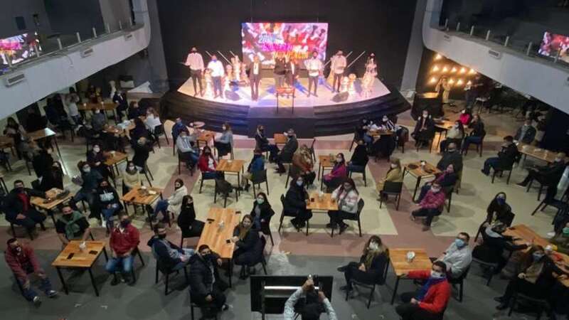 Igreja evangélica na Argentina reabre como bar, em forma de protesto.© Medios Red