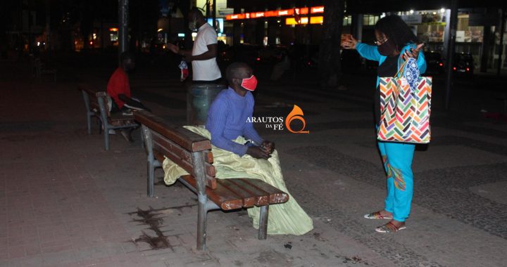 Joly Makanda leva comida e máscaras à moradores de rua