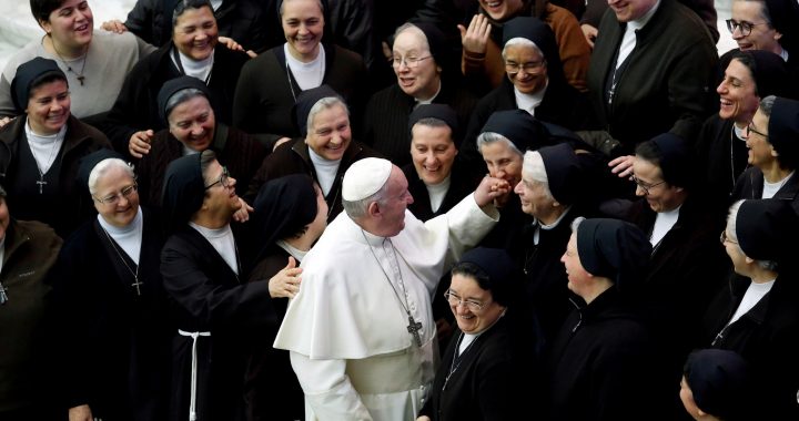 Luta contra a pedofilia é um caminho que todos os católicos devem percorrer, diz Papa