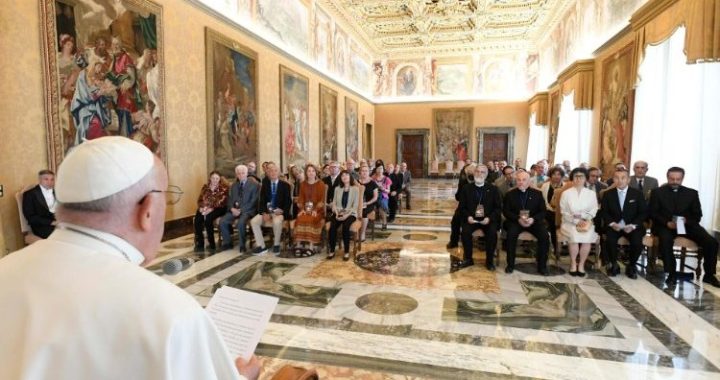 O Papa: a fé e a ciência podem se unir na caridade