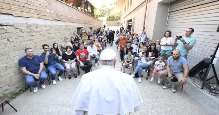 Papa catequiza famílias da periferia de Roma: eduquem os jovens para a liberdade e o respeito