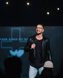 Após admitir vício em sexo e drogas, ex-pastor da Hillsong tenta retomar ministério