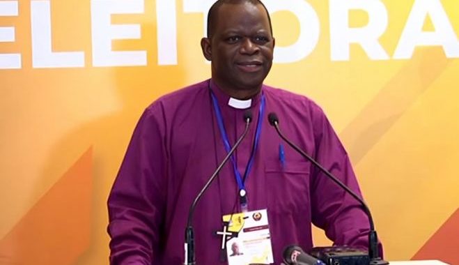 Bispo anglicano que preside à comissão eleitoral de Moçambique vai reformar-se