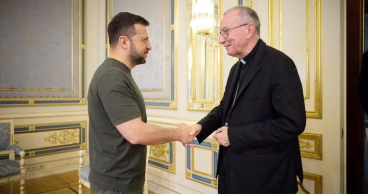 Parolin encontra Zelensky em Kiev: esforço por uma “paz justa e duradoura”