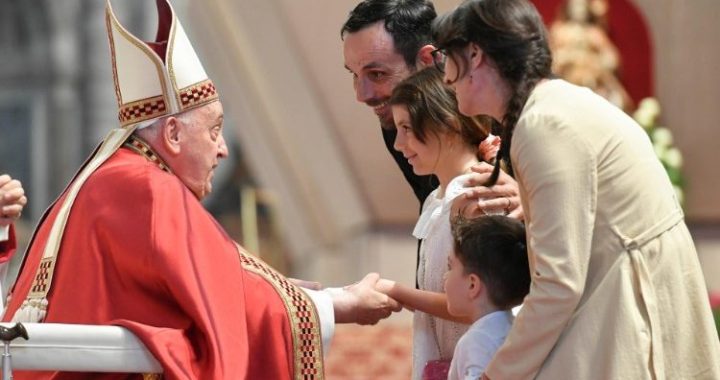 O Papa: construir uma Igreja e uma sociedade de portas abertas