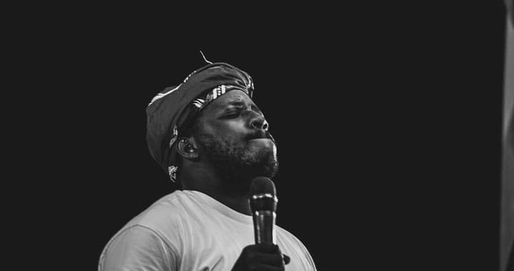 Victor António defende uso de pano na cabeça como símbolo de homenagem à cultura africana e à sua mãe