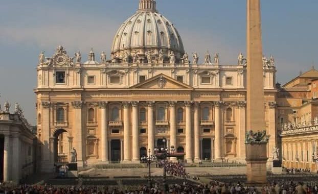 Vaticano Adota Nova Abordagem para Homens Gays no Sacerdócio